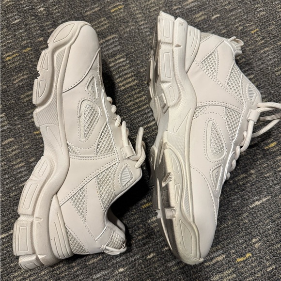 Stylish Cream Sneakers - Picture 5 of 10